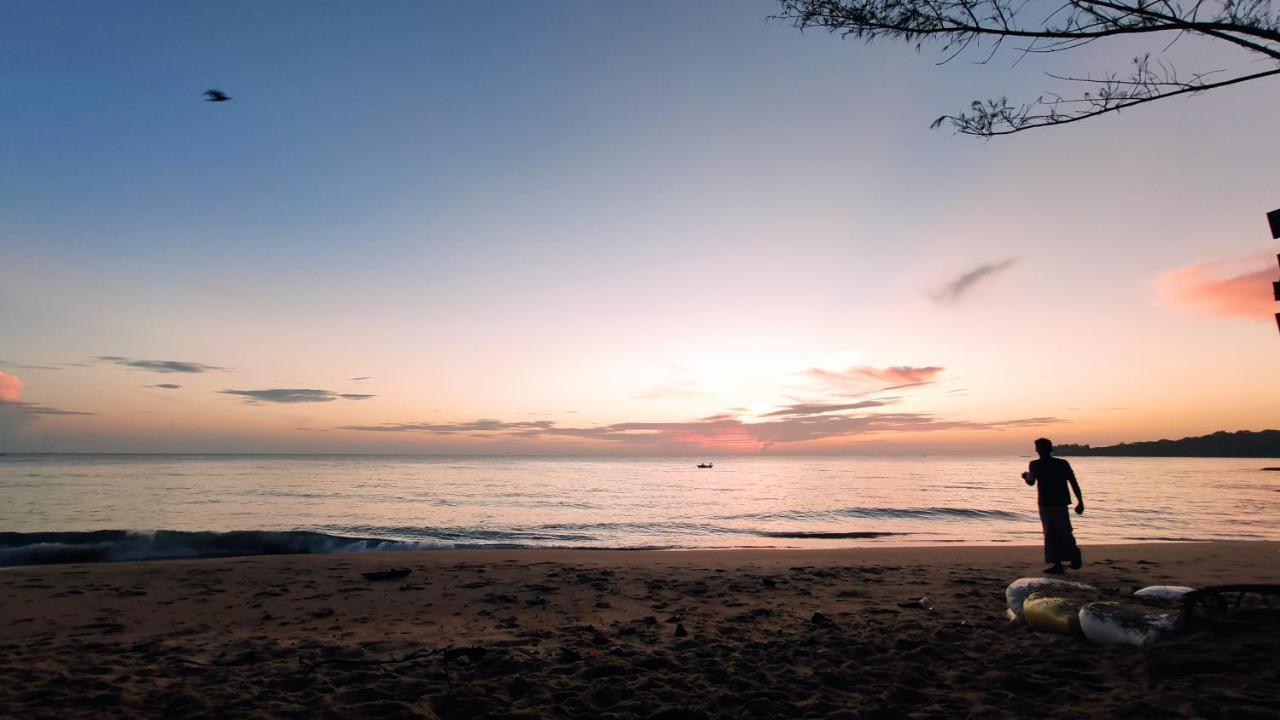 Surf Beach Hotel Аругам Бей Екстериор снимка